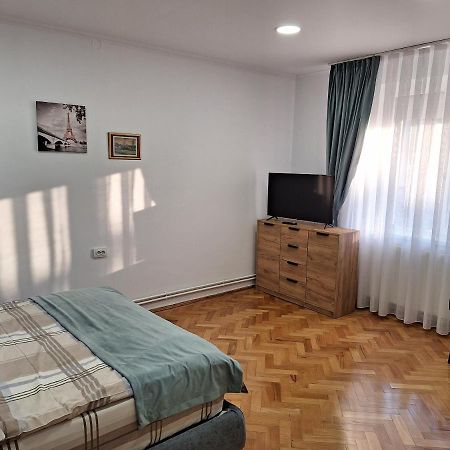 Black Eagle Central Unirii Square, 2 King Size Bedrooms, Free Private Parking Oradea Exteriör bild