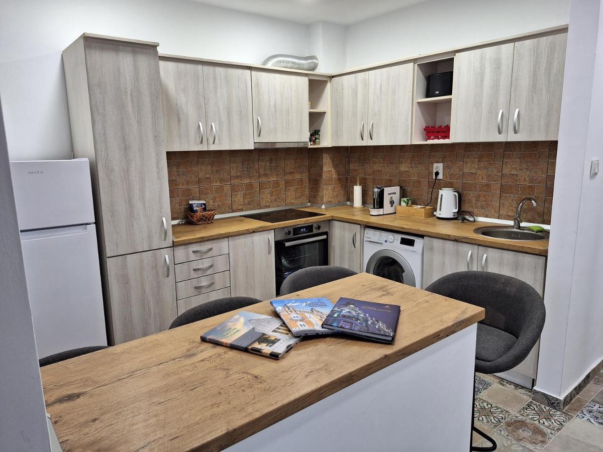 Black Eagle Central Unirii Square, 2 King Size Bedrooms, Free Private Parking Oradea Exteriör bild