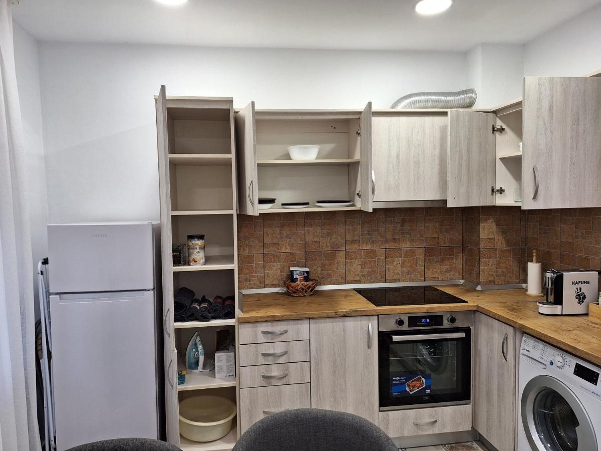 Black Eagle Central Unirii Square, 2 King Size Bedrooms, Free Private Parking Oradea Exteriör bild