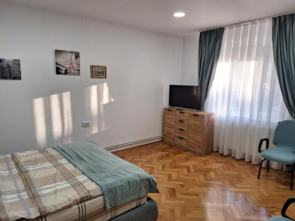 Black Eagle Central Unirii Square, 2 King Size Bedrooms, Free Private Parking Oradea Exteriör bild