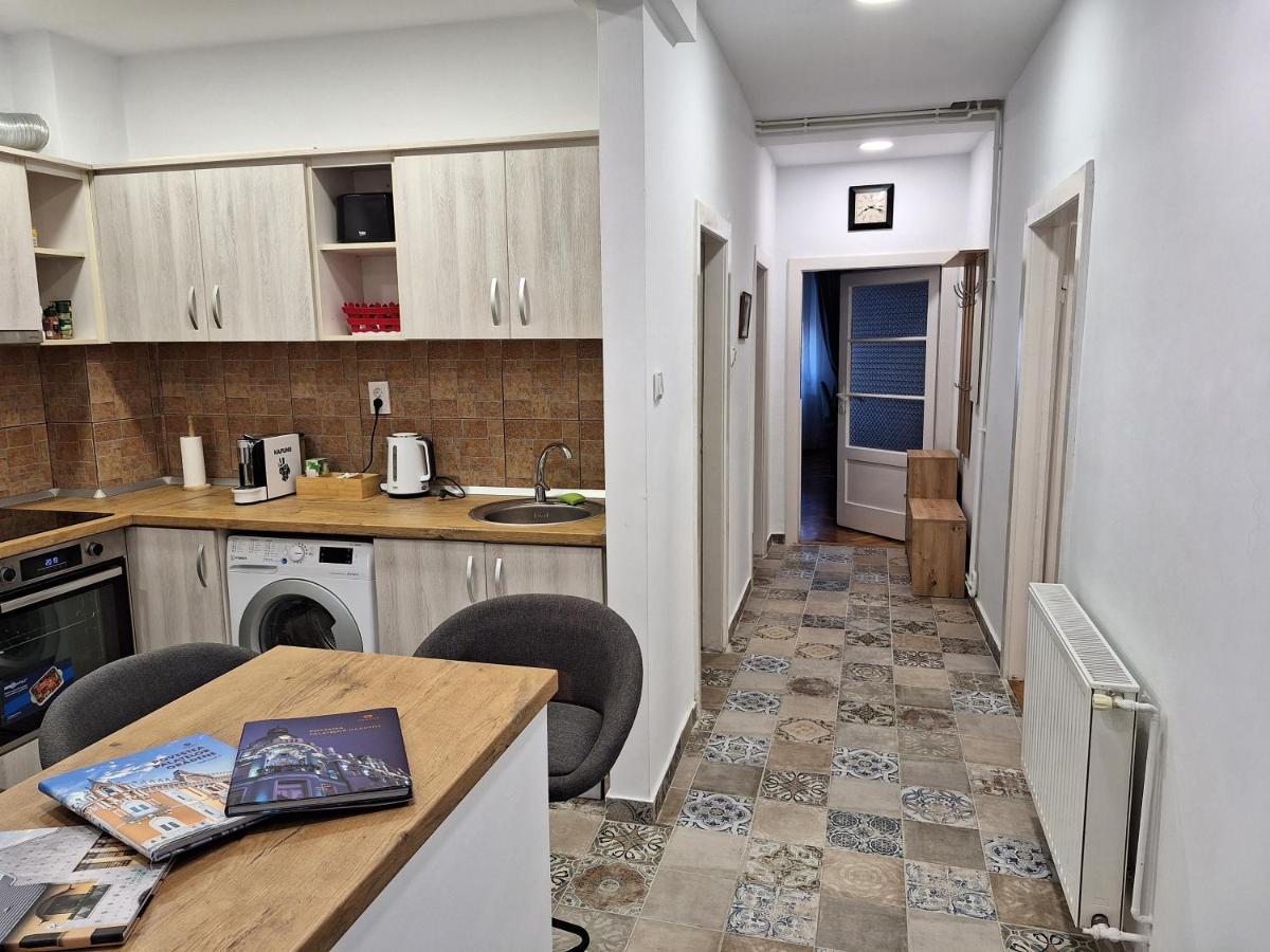 Black Eagle Central Unirii Square, 2 King Size Bedrooms, Free Private Parking Oradea Exteriör bild