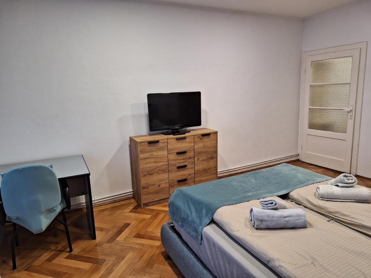 Black Eagle Central Unirii Square, 2 King Size Bedrooms, Free Private Parking Oradea Exteriör bild