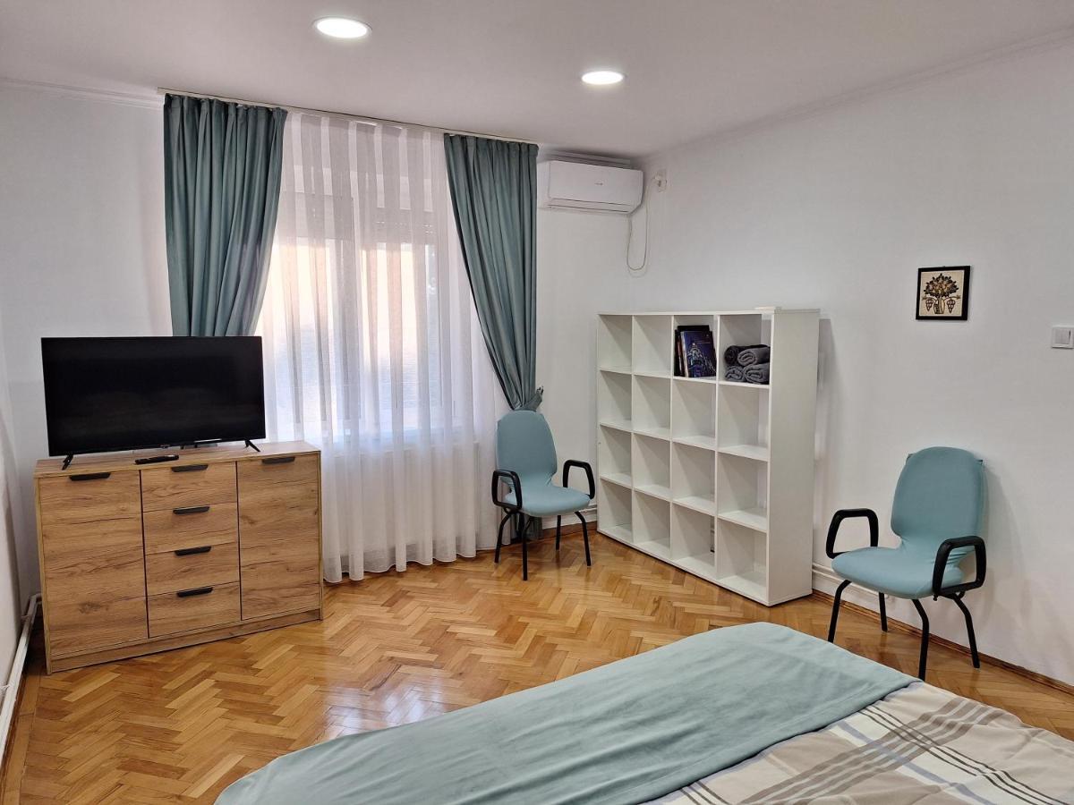 Black Eagle Central Unirii Square, 2 King Size Bedrooms, Free Private Parking Oradea Exteriör bild