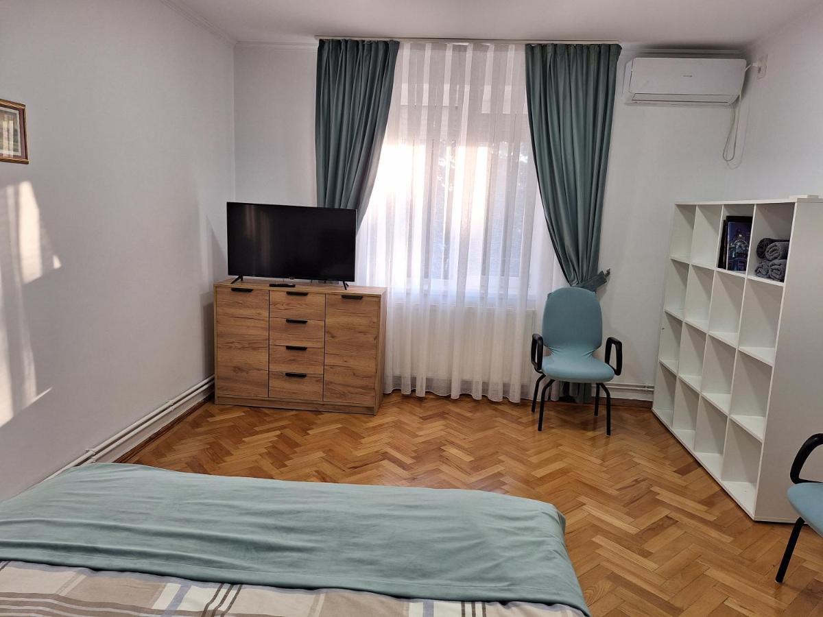 Black Eagle Central Unirii Square, 2 King Size Bedrooms, Free Private Parking Oradea Exteriör bild