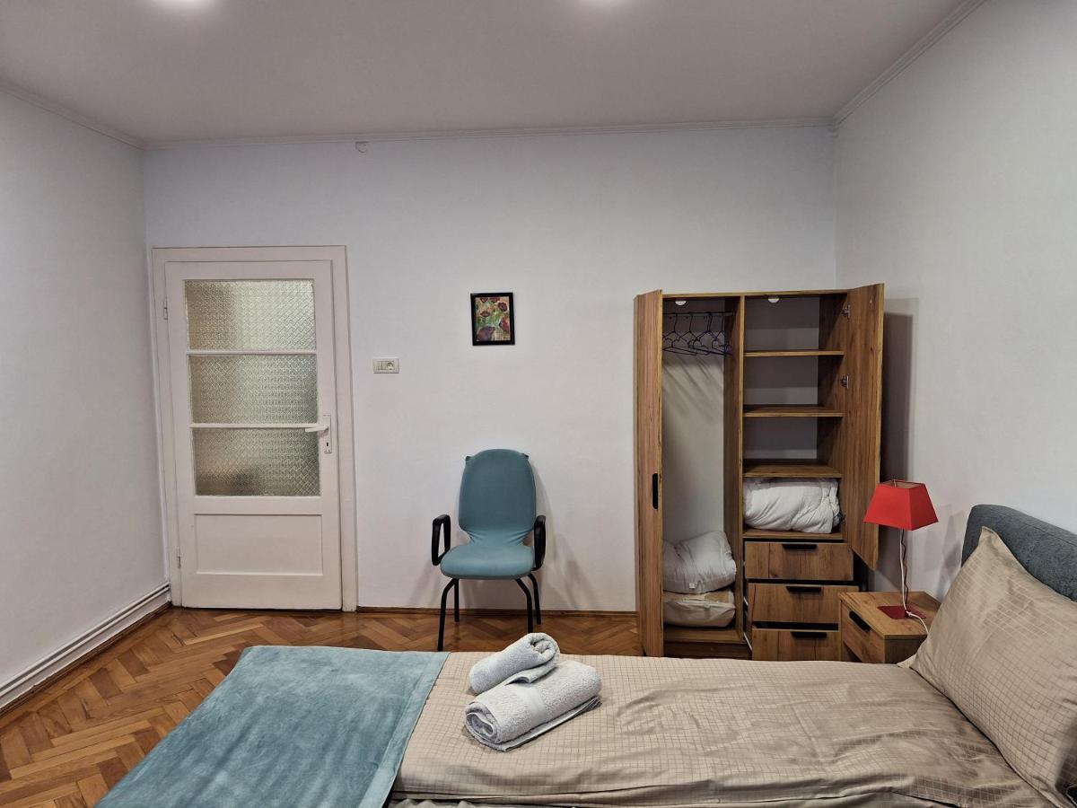 Black Eagle Central Unirii Square, 2 King Size Bedrooms, Free Private Parking Oradea Exteriör bild